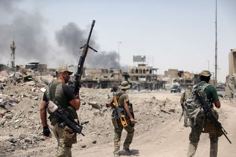 Militares iraquianos durante batalha contra membros do Estado Islâmico