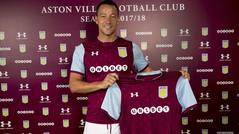 O zagueiro inglês John Terry é o novo reforço do Aston Villa