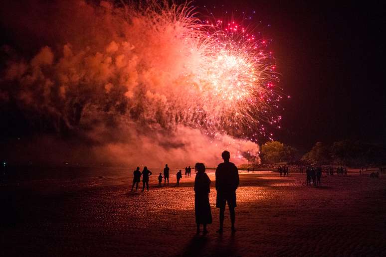 Moradores assistem show de fogos de artifício em celebração do Dia da Independência, em Connecticut, nos Estados Unidos. 01/07/2017  REUTERS/Adrees Latif