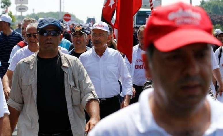 L&iacute;der de principal partido oposicionista da Turquia, Kemal Kilicdaroglu, durante 19&ordm; dia de protesto contra a deten&ccedil;&atilde;o do parlamentar do CHP Enis Berberoglu, perto de Kocaeli. 03/07/2017 REUTERS/Umit Bektas