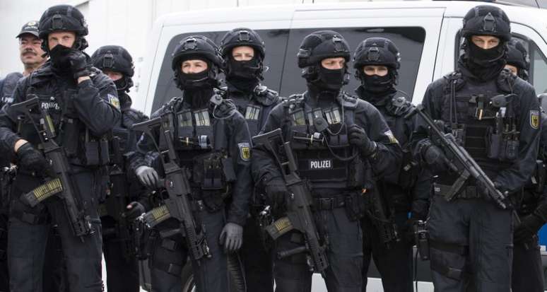 Policia especial alemã posa para foto antes de cúpula do G20 em Hamburgo. 04/07/2017  REUTERS/Christian Charisius
