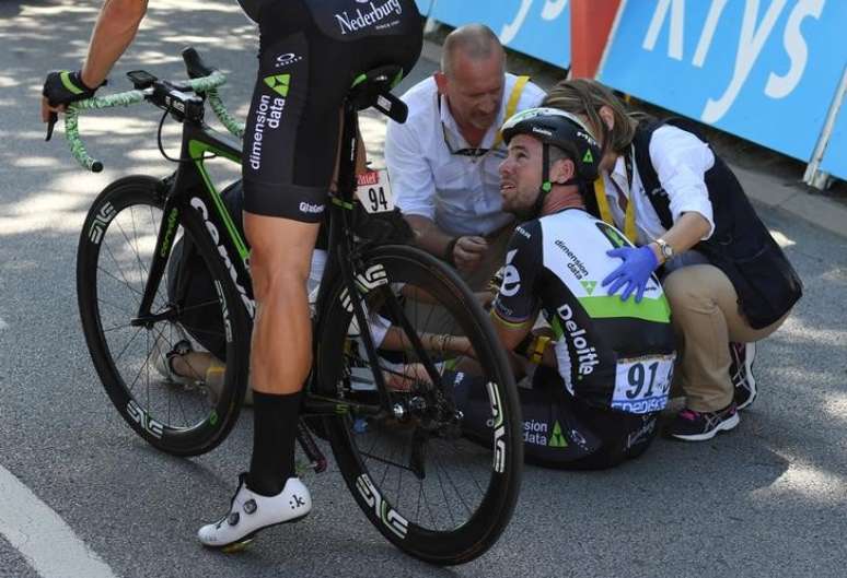 Brit&acirc;nico Mark Cavendish recebe assist&ecirc;ncia m&eacute;dica durante etapa do Tour de France
04/07/2017
REUTERS/Stephane Mantey/Pool