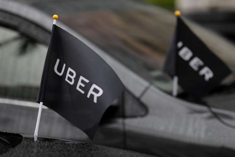 Carros de motoristas do Uber vom bandeiras da empresa 
26/02/2017 REUTERS/Tyrone Siu