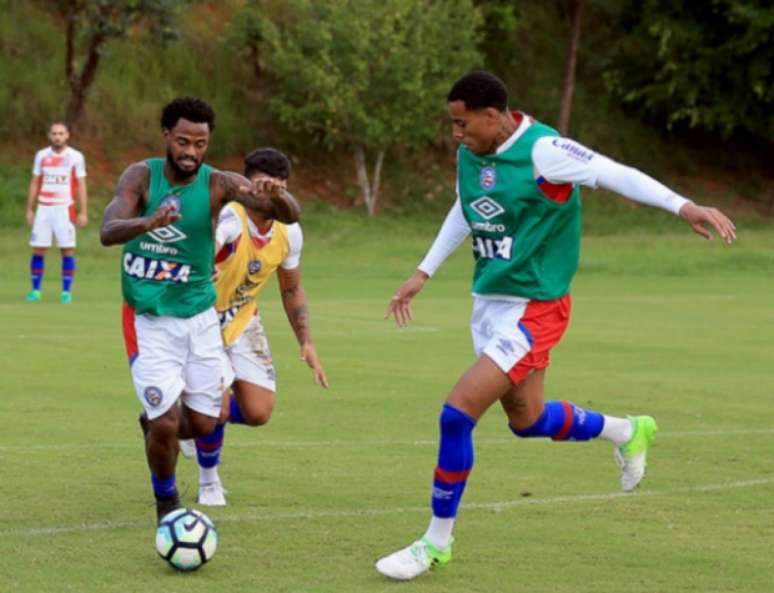 Atacante Gustavo (à direita) deixa o Bahia para defender o Goiás (Foto: Felipe Oliveira / EC Bahia)