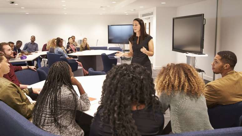 Professora universitária em sala de aula com alunos