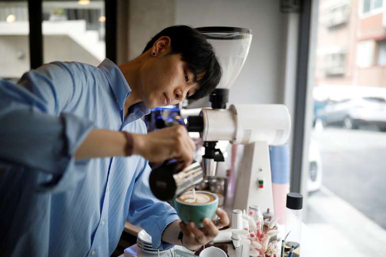 Lee Kang-bin reproduz quadros famosos em seus cafés