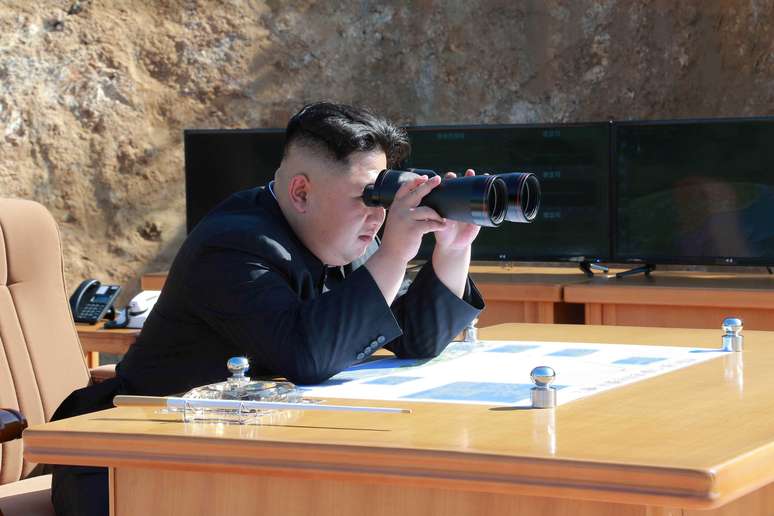 Líder norte-coreano Kim Jong-un durante teste de míssil