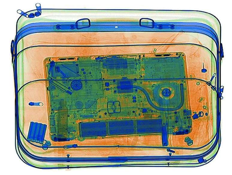 Foto ilustrativa mostra laptop dentro de mala, identificado por scanner de segurança de raio X. 07/04/2017  REUTERS/Srdjan Zivulovic