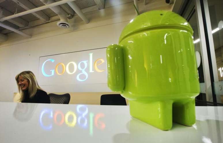 Logo do Google Android em 3D no escritório da empresa
13/11/2012 REUTERS/Mark Blinch