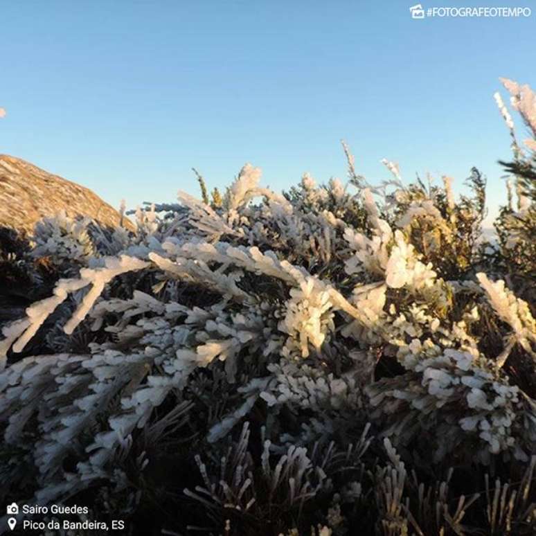 4/7/17: Frio intenso e vento forte formaram o fenômeno do sincelo no pico da Bandeira, na serra do Caparaó, entre MG e ES