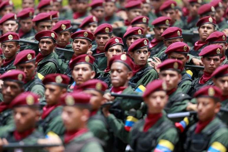 Soldados marcham durante desfile militar em Caracas, na Venezuela. 05/07/2017 REUTERS/Marco Bello