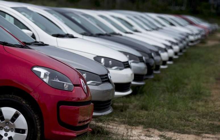 Carros novos em p&aacute;tio de Taubate, S&atilde;o Paulo
30/03/2015 REUTERS/Roosevelt Cassio