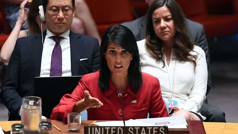 A embaixadora dos EUA na ONU, Nikki Haley, defendeu sanções à Coreia do Norte em encontro no Conselho de Segurança 