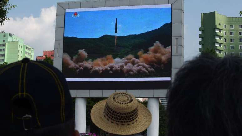 Habitantes da Coreia do Norte acompanham lançamento de míssil com capacidade de atingir o Alasca 
