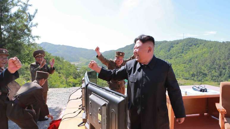 Líder da Coreia do Norte, Kim Jong-un, celebra lançamento bem-sucedido de míssil intercontinental 