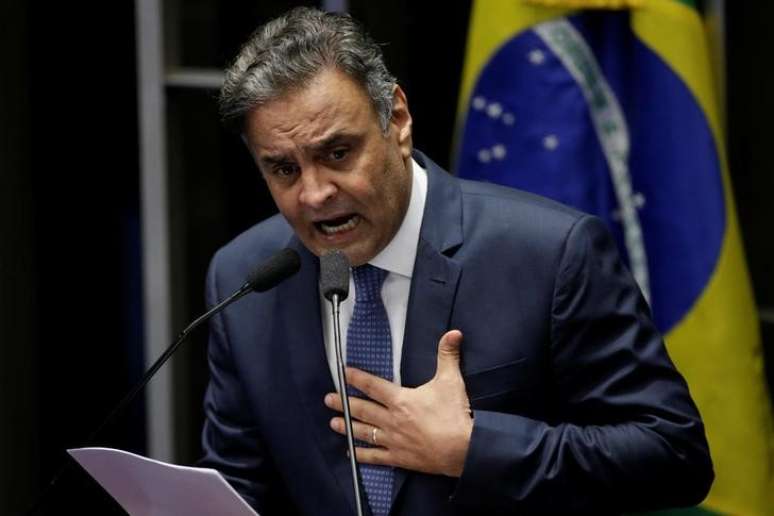Senador Aécio Neves faz discurso se defendendo de acusações de corrupção após retomar mandato em Brasília
