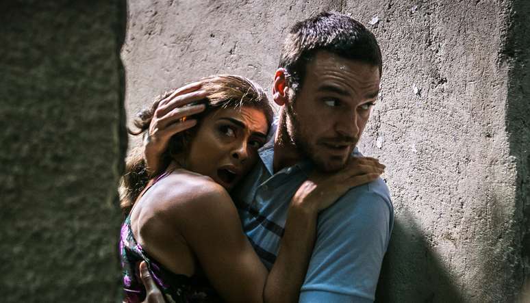 Bibi (Juliana Paes) e Rubinho (Emílio Dantas) na fuga pela favela: amor bandido capaz de seduzir o telespectador)
