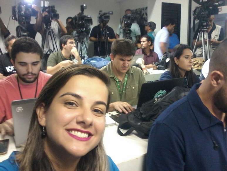 Camila diz que ainda v&ecirc; manifesta&ccedil;&otilde;es machistas no meio do futebol vindo de colegas de profiss&atilde;o. "Voc&ecirc; est&aacute; cobrindo folga de algu&eacute;m?" &eacute; uma das frases que j&aacute; escutou no dia a dia do jornalismo esportivo