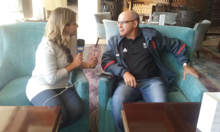 Durante sua jornada di&aacute;ria, a rep&oacute;rter Camila Carelli entrevista figuras conhecidas no futebol brasileiro, como o presidente do Flamengo, Bandeira de Mello