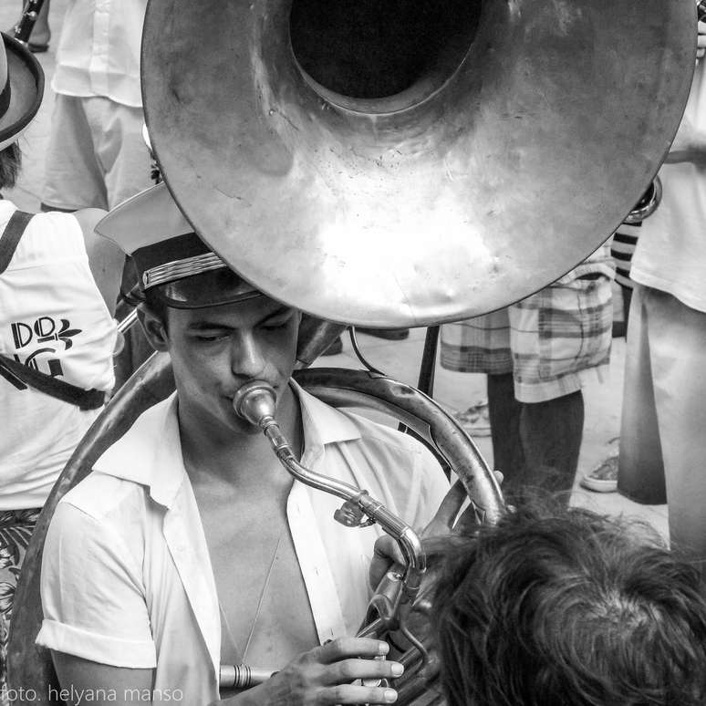 Henrique Mendonça toca Tuba no bloco de carnaval de rua Unidos do Swing