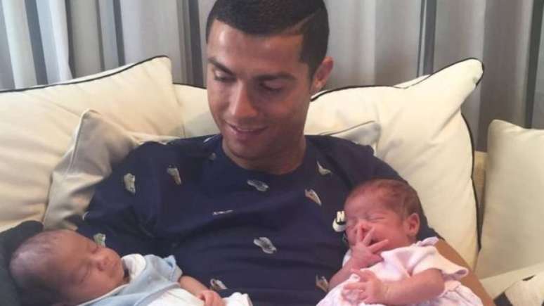 Cristiano Ronaldo mostra parte de sua vida privada no Instagram, mas também vende sua imagem para anúncios publicitários