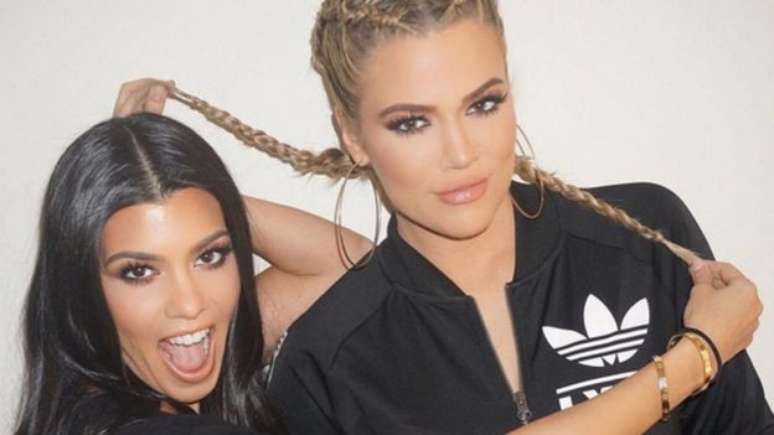 Kourtney (esquerda) e Khloe (direita) Kardashian fazem propaganda de todo tipo de produtos de beleza, moda e esporte em suas contas no Instagram