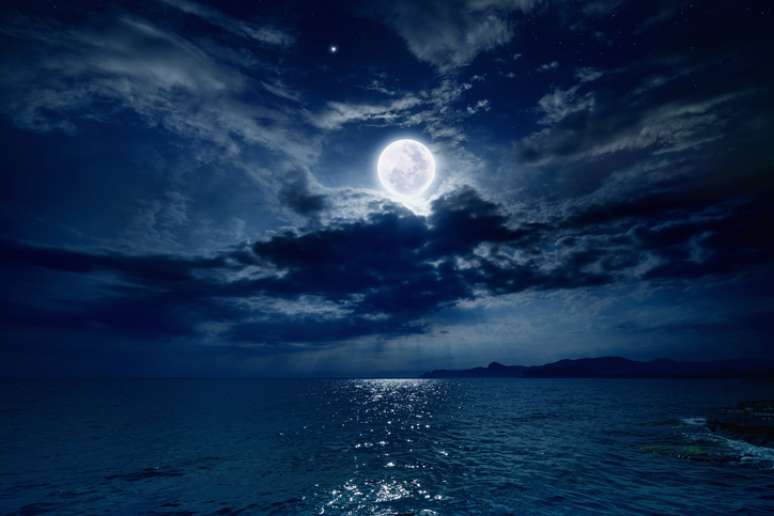 Imagem da Lua Cheia sobre o mar.