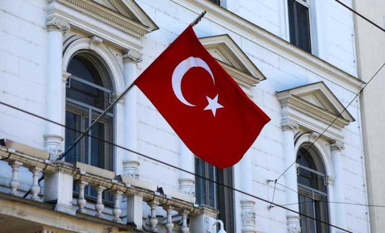 Bandeira da Turquia em embaixada em Viena, na Áustria. 31/03/2017 REUTERS/Leonhard Foeger