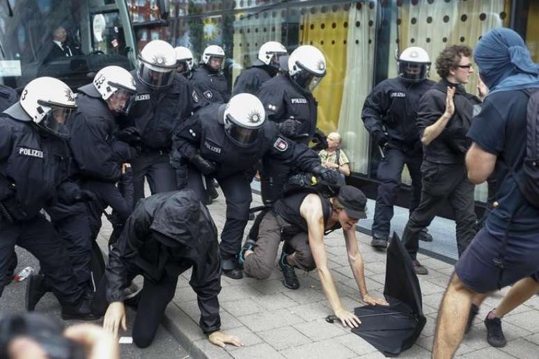 Police officers push away activists who tried to block a street during the G20 summit in Hamburg, Germany, July 7, 2017. REUTERS/Hannibal Hanschke