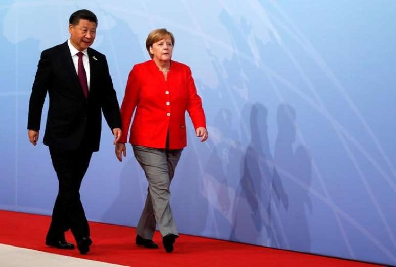 Presidente chin&ecirc;s Xi Jinping caminha ao lado de chanceler alem&atilde; Angela Merkel em c&uacute;pula do G20, em Hamburgo, Alemanha 
7/72017 REUTERS/Wolfgang Rattay