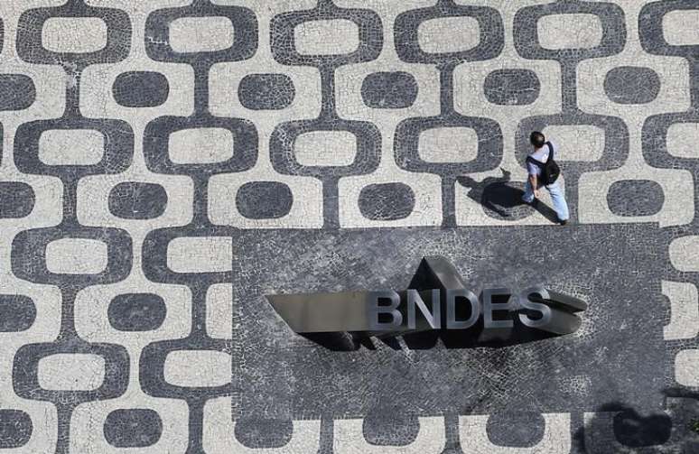 Homem caminha em frente a sede do BNDES no Rio de Janeiro 
11/1/2017 REUTERS/Nacho Doce