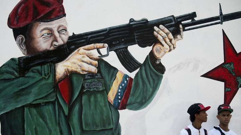 Imagem de Chávez com fuzil