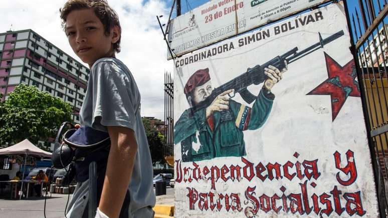 Grafite de Chávez armado em mural