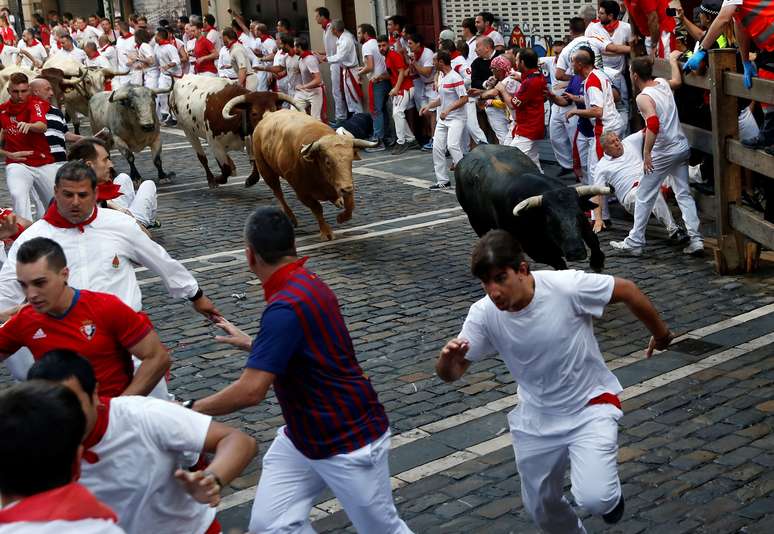 Corrida de touros atrai cerca de 2 mil pessoas em Pamplona