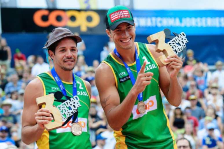 Álvaro e Saymon (dir) posam com o troféu do bronze em Gstaad (Foto: Divulgação/FIVB)