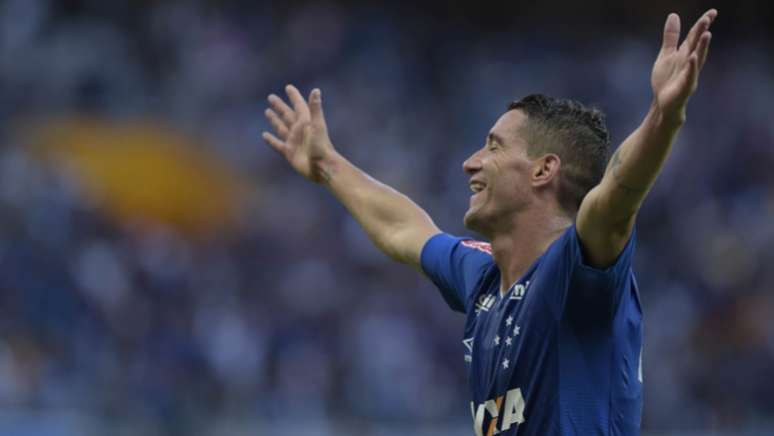 Thiago Neves abriu o placar logo aos 31 minutos do primeiro tempo (Foto: Washington Alves/Light Press/Cruzeiro)