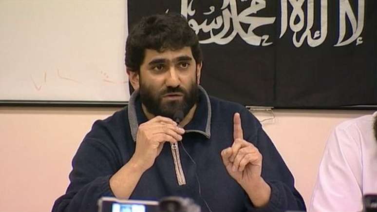 Abu Uzair defende o ataque de 11 de Setembro em uma reunião de Al-Muhajiroun em 2004 