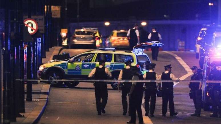 Policiais em cena após o ataque terrorista na London Bridge no dia 3 de junho deste ano 