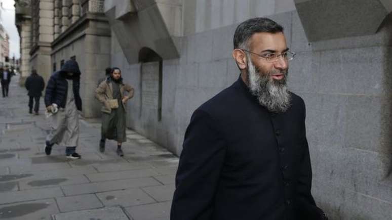 Anjem Choudary, um dos co-fundadores de al-Muhajiroun, atualmente preso por apoiar o Estado Islâmico 