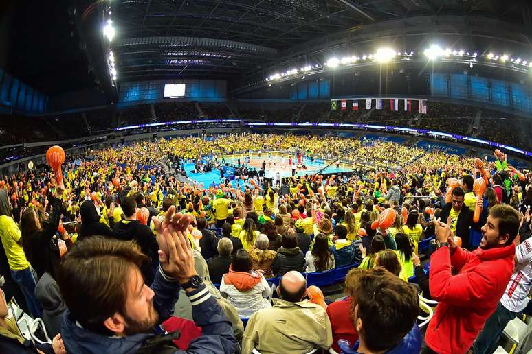 Vista da quadra durante partida entre Brasil e Fran&ccedil;a pela Liga Mundial de Volei no estadio de futebol Atletico Paranaense