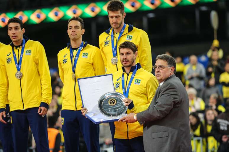 Jogadores do Brasil recebem as medalhas de segundo lugar da Liga Mundial na Arena da Baixada em Curitiba.