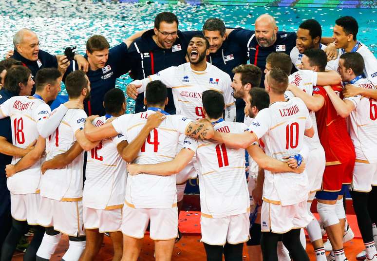 Seleção francesa comemora o título da Liga Mundial de Vôlei na Arena da Baixada em Curitiba.