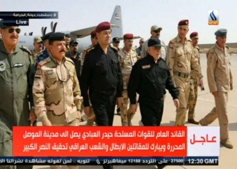 Premi&ecirc; iraquiano, Haider al-Abadi (centro), em Mosul. 09/07/2017 REUTERS TV/via REUTERS
