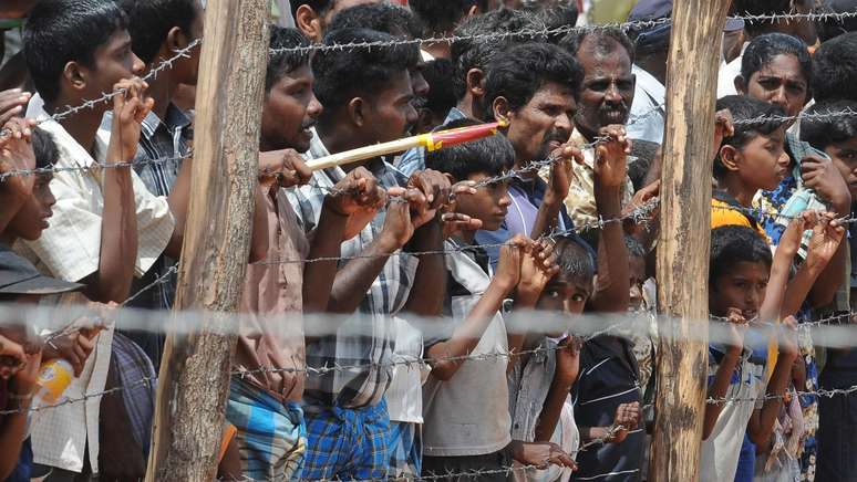 Refugiados atr&aacute;s de cercas de arame no Sri Lanka