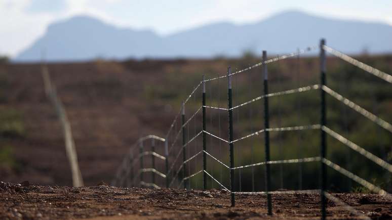 Cerca de arame farpado