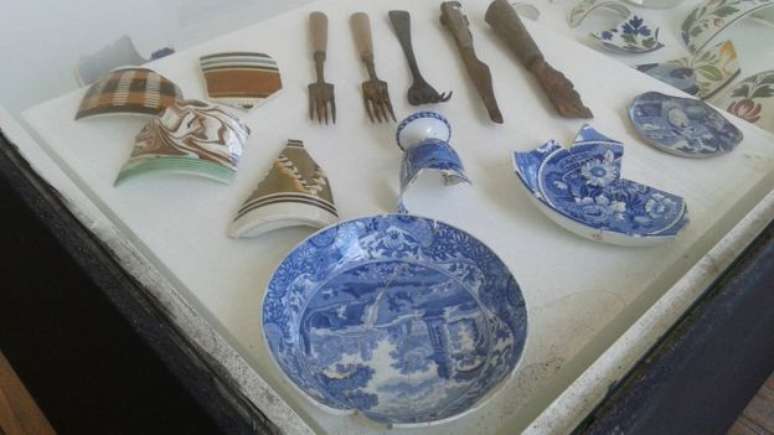 Com as obras do Porto Maravilha, foram encontrados milhares de objetos pessoais mas tamb&eacute;m pratos e talheres da &eacute;poca 