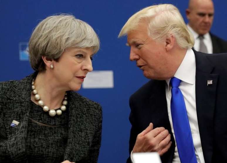 Presidente dos Estados Unidos, Donald Trump, e primeira-ministra britânica, Theresa May, durante cúpula da Otan em Bruxelas, na Bélgica. 25/05/2017  REUTERS/Matt Dunham