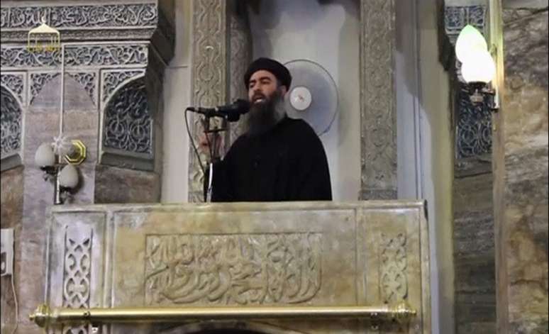 Líder do Estado Islâmico, Abu Bakr al-Baghdadi, em mesquita de Mosul, em imagem publicada na internet em 5 de julho de 2014 REUTERS/Rede social via Reuters TV