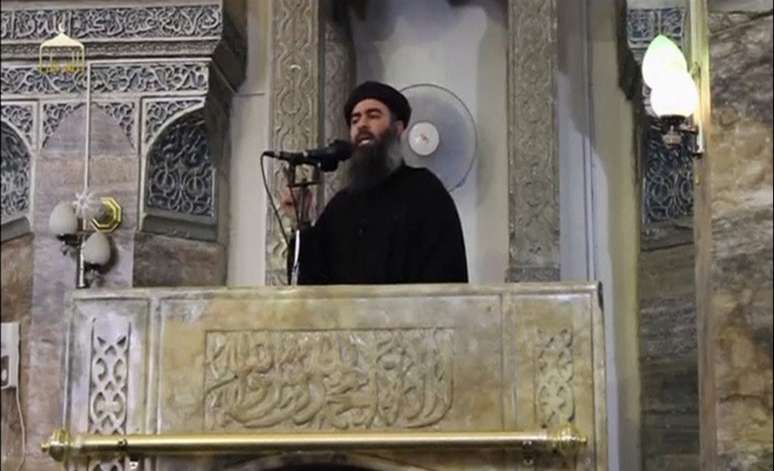 L&iacute;der do Estado Isl&acirc;mico, Abu Bakr al-Baghdadi, em mesquita de Mosul, em imagem publicada na internet em 5 de julho de 2014 REUTERS/Rede social via Reuters TV