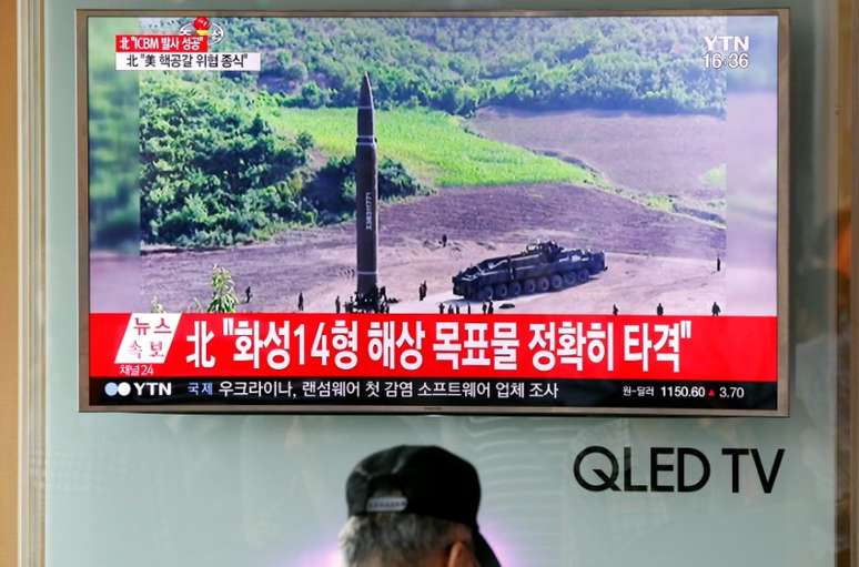 Televis&atilde;o transmite imagem de lan&ccedil;amento de m&iacute;ssil Hwasong-14 pela Coreia do Norte, em esta&ccedil;&atilde;o de trem em Seul. 04/07/2017  REUTERS/Kim Hong-Ji